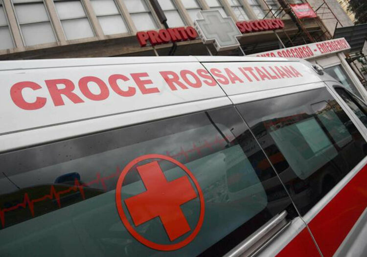 Bimbo di 3 anni si slaccia la cintura e cade da auto in corsa: grave