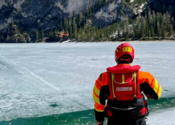 Cadono in 8 nel lago di Braies, grave un bambino di 4 mesi. In due giorni 14 persone sono cadute nelle acque gelide del lago