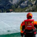 Cadono in 8 nel lago di Braies, grave un bambino di 4 mesi. In due giorni 14 persone sono cadute nelle acque gelide del lago