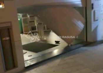 Comiso, auto sfonda la vetrina di una farmacia