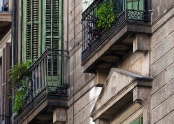 Conosce 16enne sui social, la porta in un B&B e tenta di lanciarla dal balcone