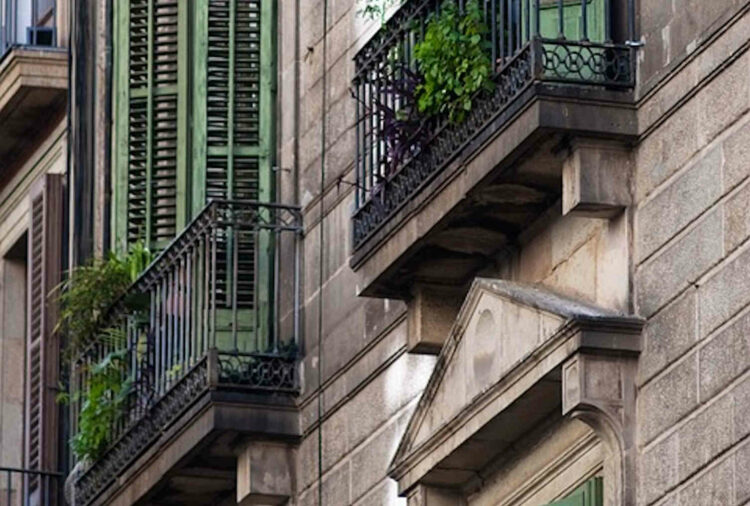 Conosce 16enne sui social, la porta in un B&B e tenta di lanciarla dal balcone