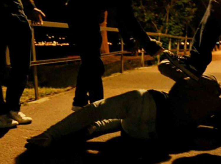 Difende i nipoti derubati delle uova di Pasqua: picchiato da una baby gang