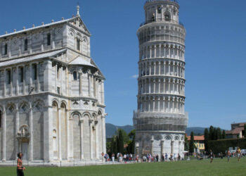 Drone contro Torre di Pisa: sanzionati due turisti