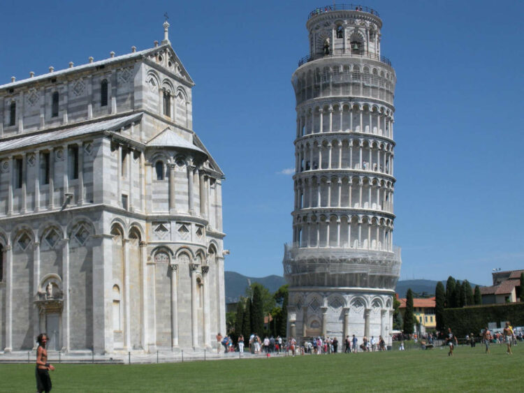Drone contro Torre di Pisa: sanzionati due turisti