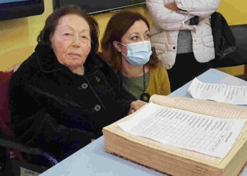 Ex insegnante di 102 anni torna in classe per un giorno