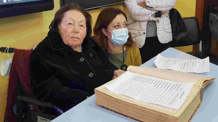 Ex insegnante di 102 anni torna in classe per un giorno