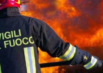 Incendio, esplode condizionatore fiamme in casa: madre e figlio feriti gravemente