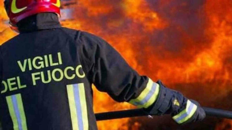 Incendio, esplode condizionatore fiamme in casa: madre e figlio feriti gravemente