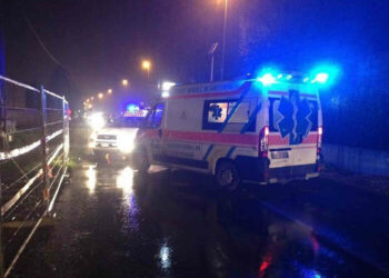 Incidente, si ferma a prestare soccorso: infermiera travolta