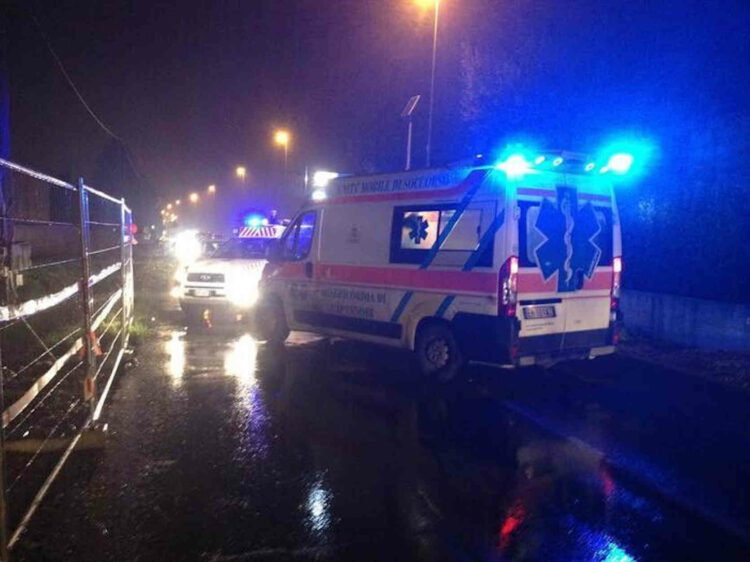 Incidente, si ferma a prestare soccorso: infermiera travolta