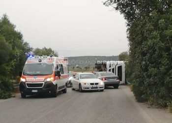 ncidente Vittoria, tir carico si ribalta: un ferito