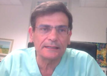 Infettivologo Cascio: il virus si comporta come un’influenza, stop ai reparti Covid