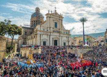 Una festa di popolo con la Paci Comiso interrotta dalla pioggia: si ripartirà questa sera