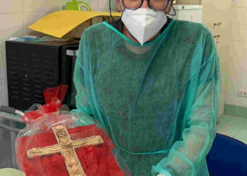 Una croce con rose e perle per il Vescovo di Ragusa