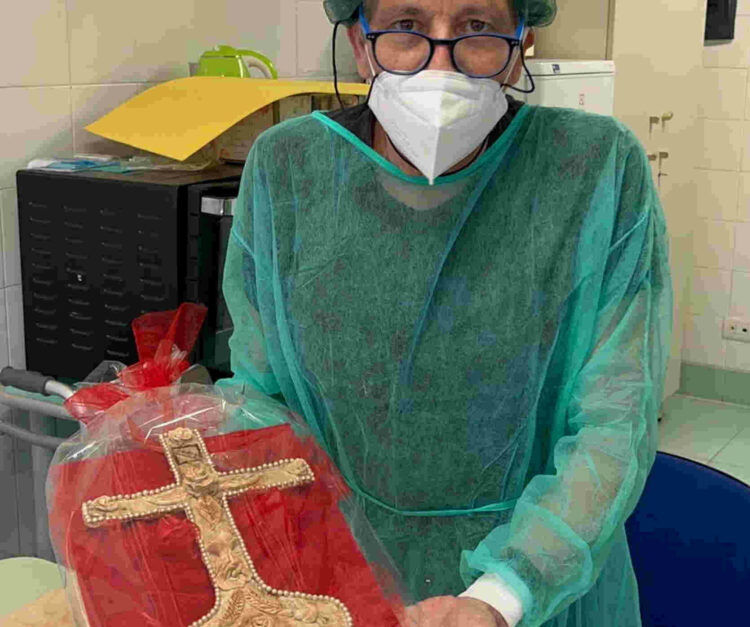 Una croce con rose e perle per il Vescovo di Ragusa