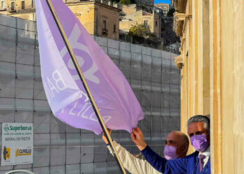 Modica, la Bandiera Lilla sventola su Palazzo San Domenico