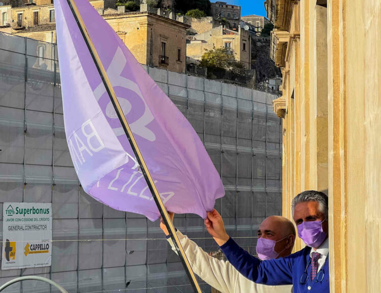 Modica, la Bandiera Lilla sventola su Palazzo San Domenico