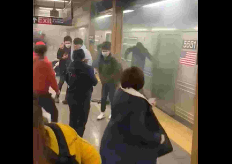 New York, spari in metropolitana, diversi feriti VIDEO