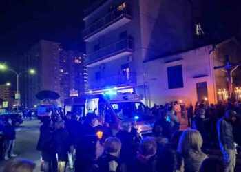 Palo luce cade durante processione: ferita una donna