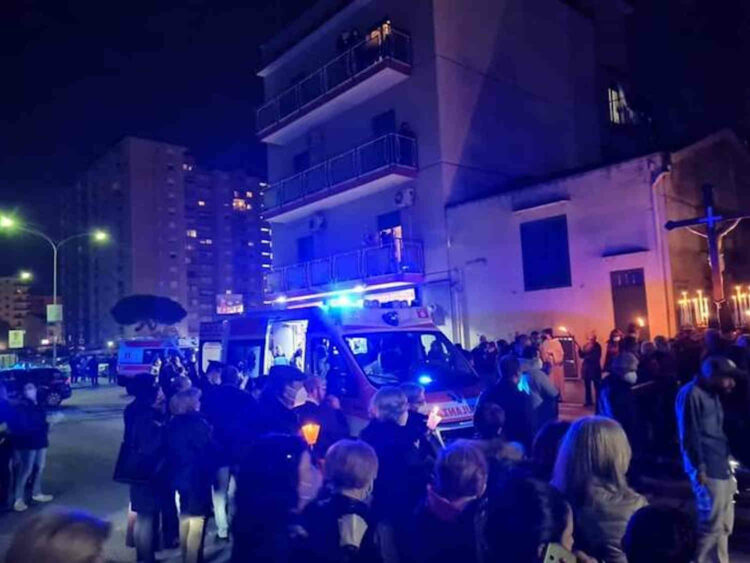 Palo luce cade durante processione: ferita una donna