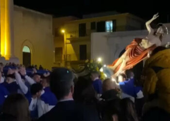 Paura a Ispica, cade a terra il Cristo Risorto: sfiora i fedeli