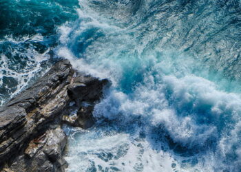 Perde l'equilibrio e cade dalla scogliera, muore bimbo di 10 anni nel Siracusano