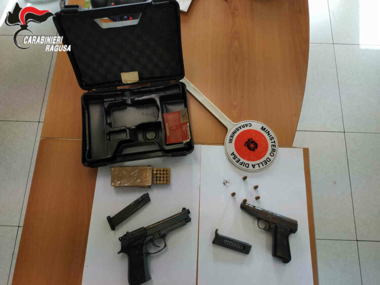 Scicli, operaio 37enne arrestato per armi e munizioni