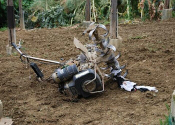 Scivola sulla motozappa mentre ara terreno e muore