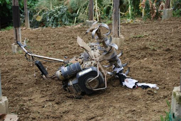 Scivola sulla motozappa mentre ara terreno e muore