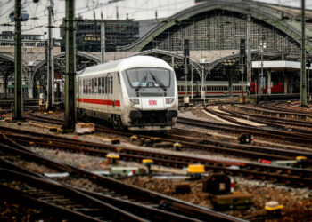 Si arrampica su un treno fermo, 17enne folgorato da cavi: è grave