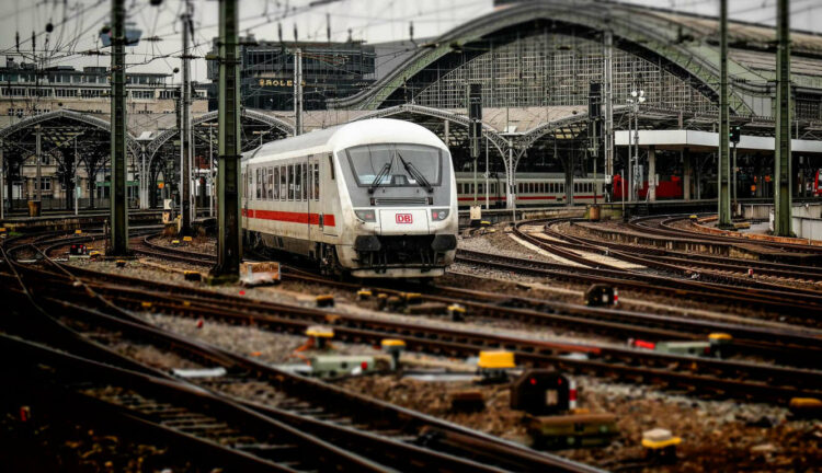 Si arrampica su un treno fermo, 17enne folgorato da cavi: è grave