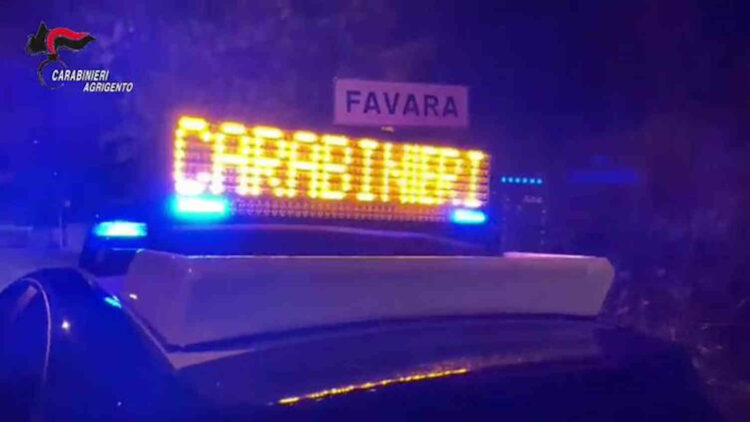 Si uccide in casa, la madre trovata morta nella stanza attigua per infarto