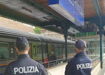 Turisti in treno rifiutano di alzarsi per lasciare posti a disabili
