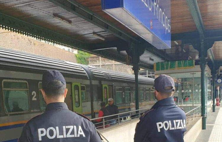 Turisti in treno rifiutano di alzarsi per lasciare posti a disabili