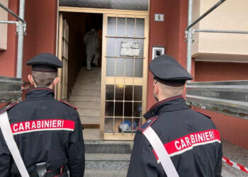Uccide la madre di botte e poi chiama i carabinieri
