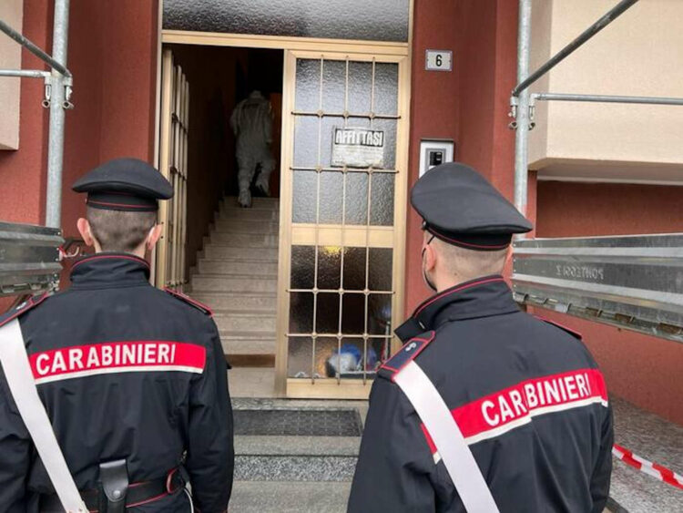 Uccide la madre di botte e poi chiama i carabinieri