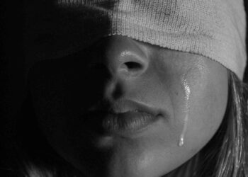 Violenza donne, picchia la compagna e le rompe tendine: arrestato