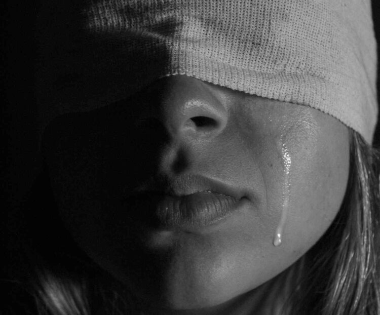 Violenza donne, picchia la compagna e le rompe tendine: arrestato