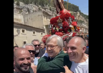 Vittoria Sgarbi pazzo di Gioia per L'Uomo Vivo a Scicli. Pasqua indimenticabile per gli sciclitani VIDEO