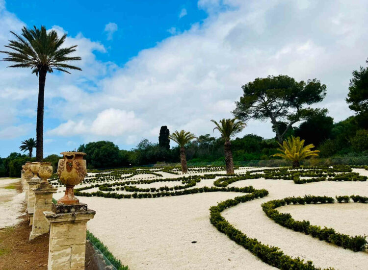 La consegna del restaurato parterre geometrico (al momento circondato da una bassa rete per proteggere le giovani piante dai conigli che abitano nel Parco) e il Gran Ballo del Gattopardo alla presenza del sindaco di Donnafugata (con cui ho avuto l’onore di scattare una foto). Nell’ambito delle Giornate della Case della Memoria, ha preso avvio uno speciale weekend per il nostro Castello. Due giorni di promozione e valorizzazione, a ingresso ridotto, che si inseriscono nel percorso di rigenerazione e sviluppo di Donnafugata. Il Parco beneficia di una manutenzione dedicata, bookshop e caffetteria sono quasi ultimati, i ristrutturati locali del borgo sono pronti ad accogliere il nuovo Museo del Prodotto contadino, i lavori per restaurare e aprire la torre quadrata sono già stati consegnati, la nuova segnaletica installata: solo alcuni degli interventi per prenderci cura del più visitato dei nostri monumenti.