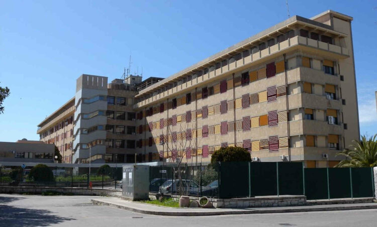 Ragusa – Positivi al virus Covid ancora in calo ma morti ancora in aumento in provincia di Ragusa. A dirlo sono i dati dell’Asp di Ragusa di oggi 10 aprile 2022. I positivi in totale sono 3937 di cui 3869 si trovano in isolamento domiciliare, 54 ricoverati negli ospedali di Ragusa, Modica e Vittoria e 14 nella RSA. I guariti salgono a 78.498 mentre i morti sono saliti a 524. Un altro decesso è stato registrato nelle ultime 24 ore. Si tratta di una donna di 75 anni di Modica morta nel reparto di malattie Infettive all’ospedale maggiore di Modica. Ecco i dati aggiornati ad oggi dei test per il coronavirus: 269.832 tamponi molecolari, 38.372 test sierologici, 799.573 test rapidi per un totale di 1.107.777. Covid: positivi virus nei 12 Comuni della provincia di Ragusa 41 Acate 94 Chiaramonte Gulfi 285 Comiso 36 Giarratana 235 Ispica 930 Modica 31 Monterosso 244 Pozzallo 1211 Ragusa 66 Santa Croce Camerina 277 Scicli 419 Vittoria Covid in provincia di Ragusa: i ricoverati Vediamo come sono distribuiti i 54 ricoverati