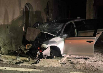 Incidente a Santa Domenica Vittoria, si schiantano contro un muro: 4 feriti FOTO