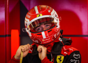 La Ferrari di Leclerc conquista la pole in Australia