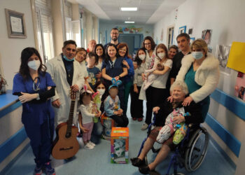 Nonnina di 97 anni dona uova di pasqua ai bambini ricoverati in ospedale