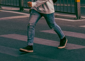 Un ragazzo di 16 anni è stato investito in via Cavour a Palermo da un'auto e adesso si trova ricoverato in gravi condizioni nel reparto di Rianimazione dell'ospedale Civico. Il ragazzo, che stava attraversando la strada, è stato travolto da una Smart guidata da una donna di 39 anni. Secondo una prima ricostruzione dei fatti, sarebbe stata in procinto di sorpassare un'altra auto che frattanto si era fermata per fare attraversare il pedone. La Smart invece non avrebbe arrestato la sua corsa travolgendo il giovane, che ora lotta fra la vita e la morte.