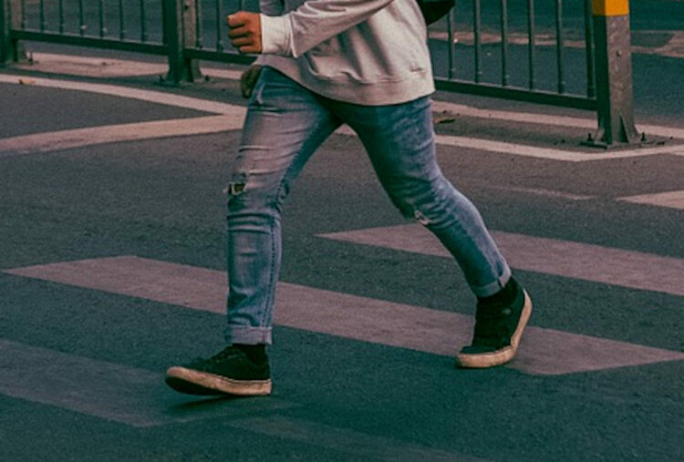 Un ragazzo di 16 anni è stato investito in via Cavour a Palermo da un'auto e adesso si trova ricoverato in gravi condizioni nel reparto di Rianimazione dell'ospedale Civico. Il ragazzo, che stava attraversando la strada, è stato travolto da una Smart guidata da una donna di 39 anni. Secondo una prima ricostruzione dei fatti, sarebbe stata in procinto di sorpassare un'altra auto che frattanto si era fermata per fare attraversare il pedone. La Smart invece non avrebbe arrestato la sua corsa travolgendo il giovane, che ora lotta fra la vita e la morte.