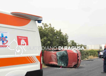 Scicli, spaventoso incidente ad Arizza, auto cappotta