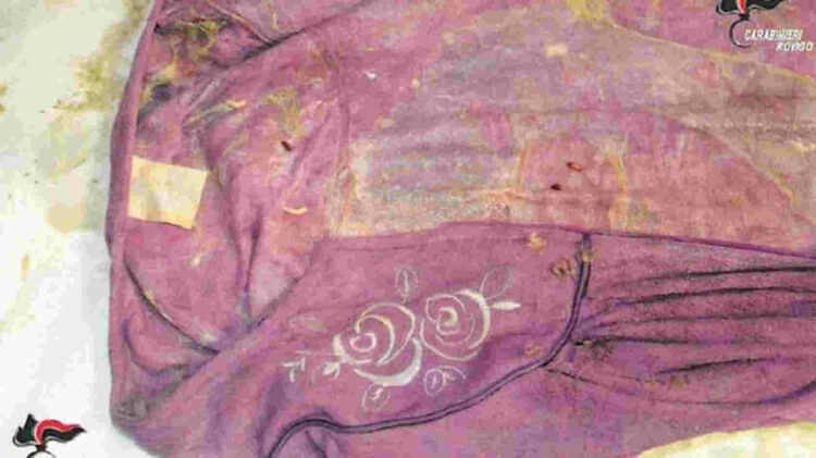 Cadavere donna nel Po, le FOTO dei vestiti per identificarla