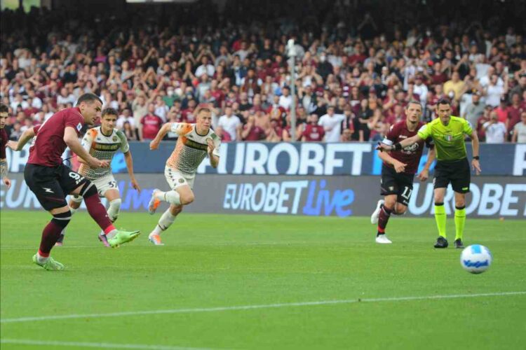 La Salernitana approda per la prima volta in stagione in zona salvezza. Nella bolgia dell’Arechi i granata vincono 2-1 lo scontro diretto con il Venezia